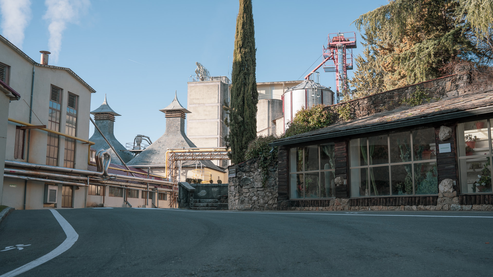 Exterior de destilería con torres y calzada