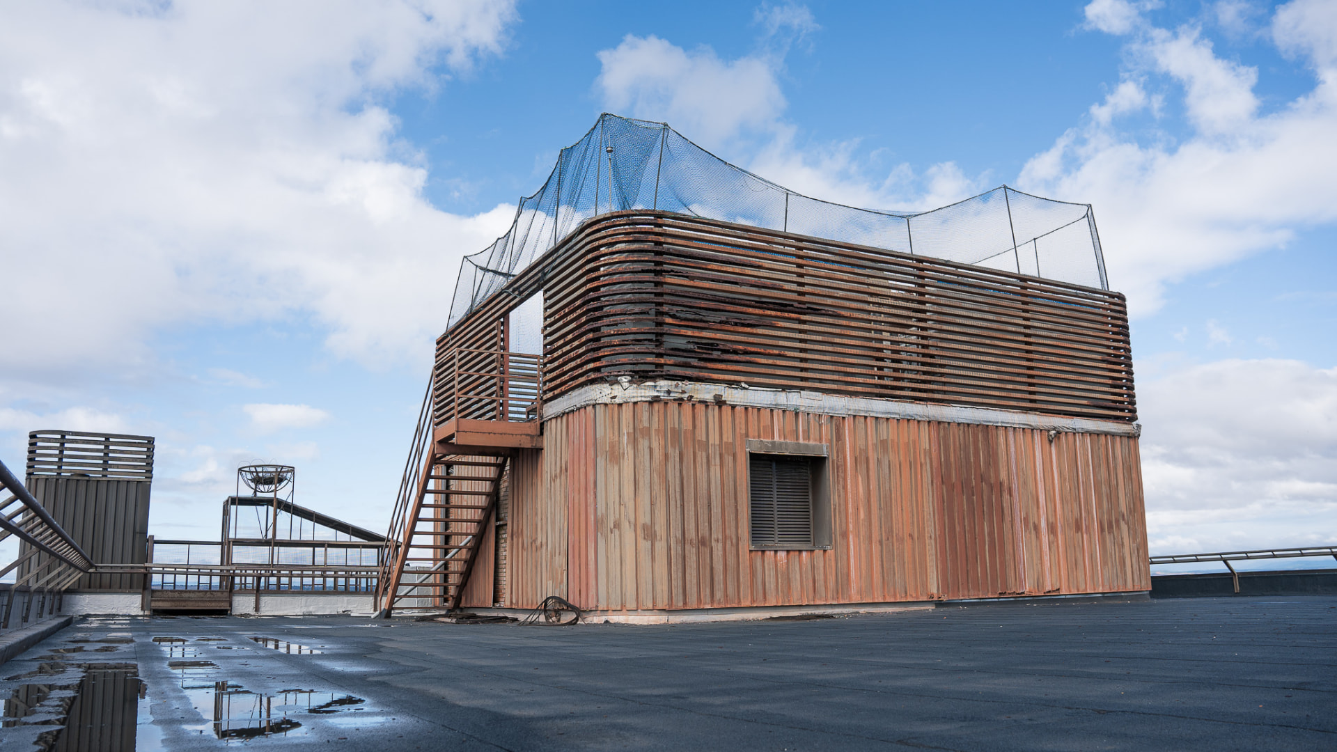 Azotea de edificio con estructura de madera y redes