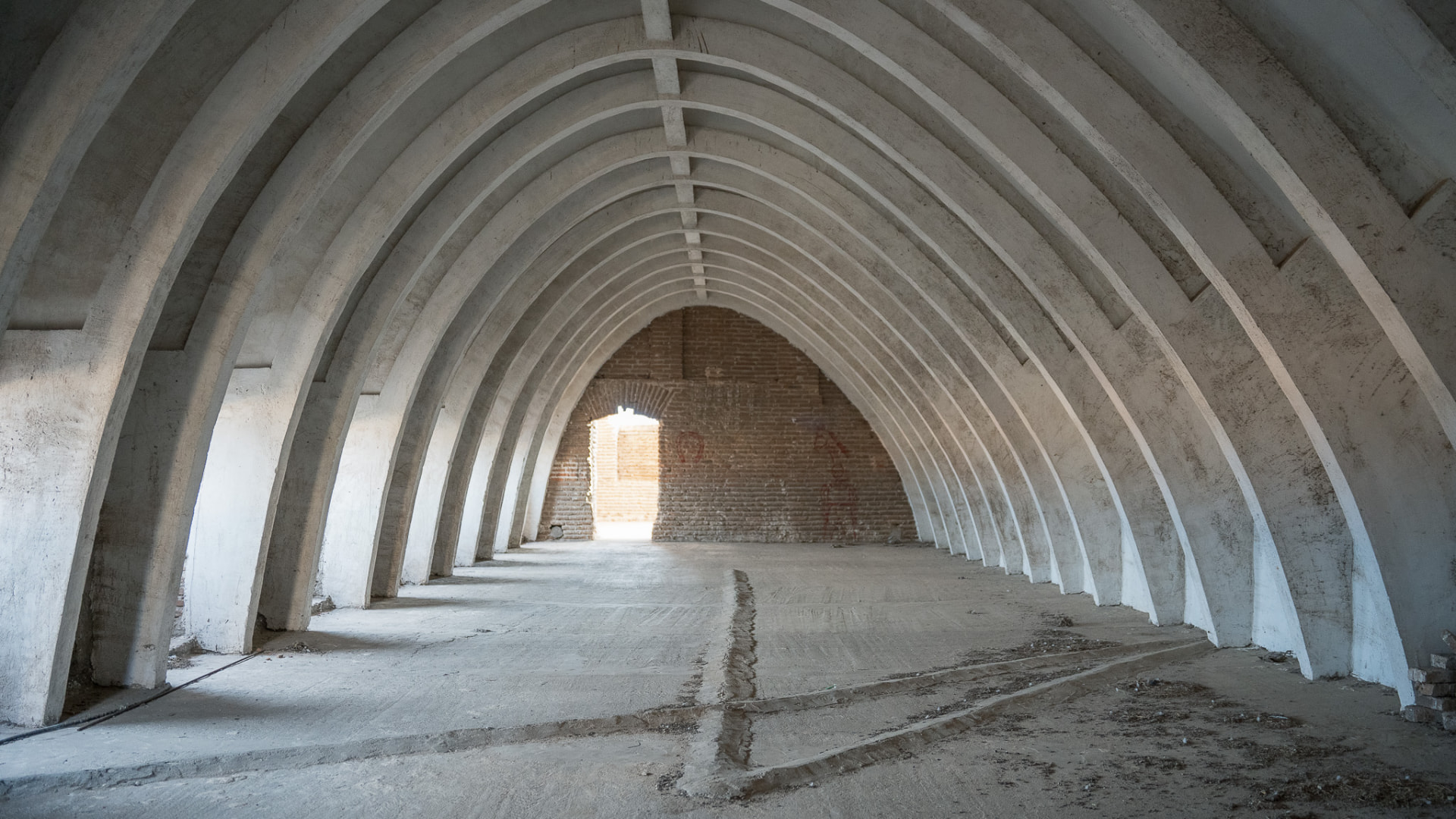 Nave abovedada de hormigón con arcos parabólicos