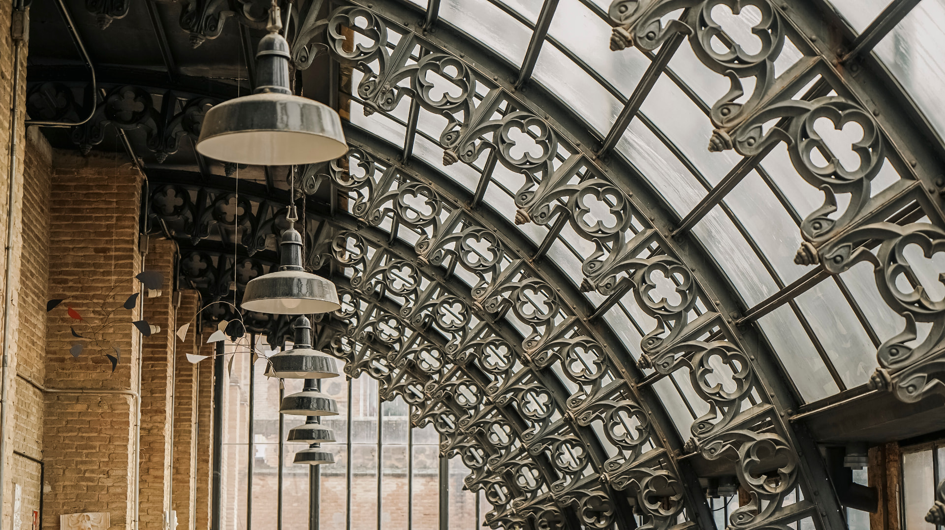 Galería con estructura de hierro modernista