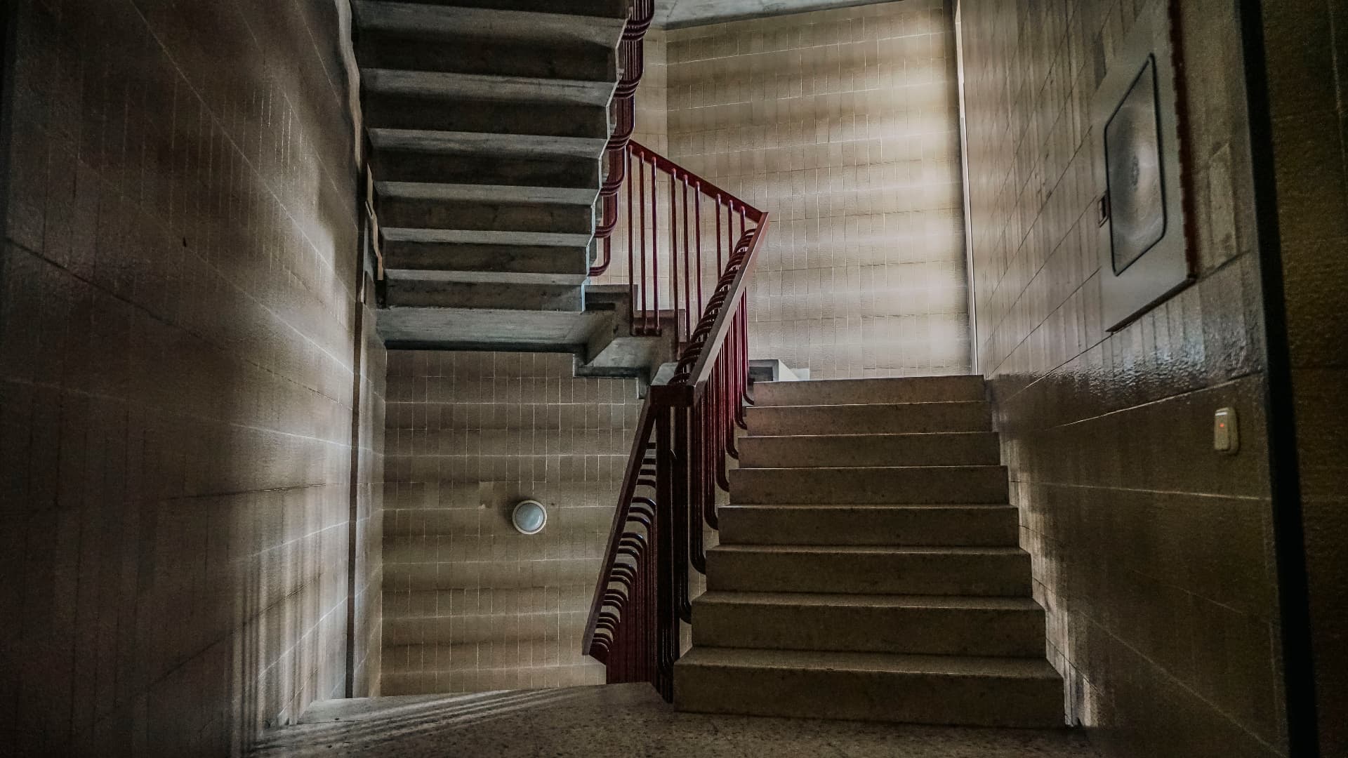 Escalera de colegio con barandilla roja