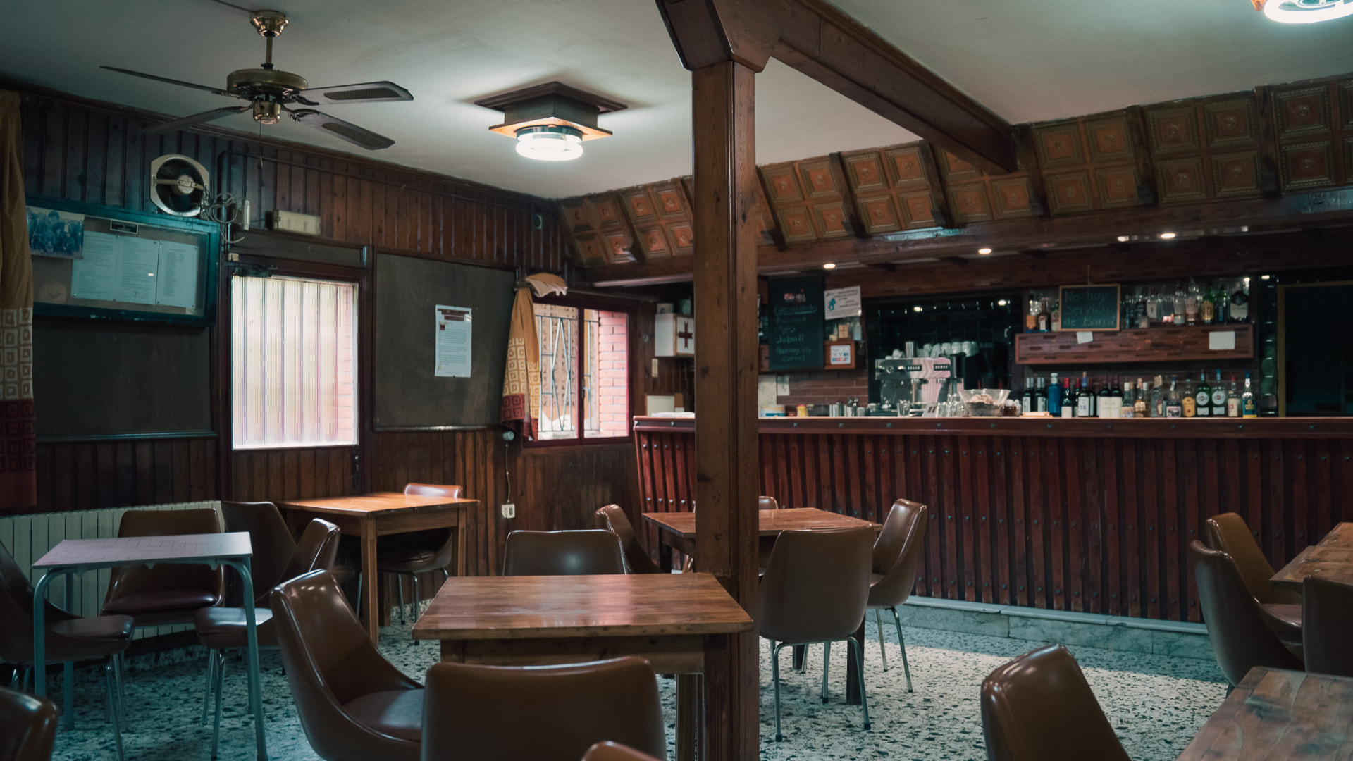 Interior de restaurante de carretera con barra de madera