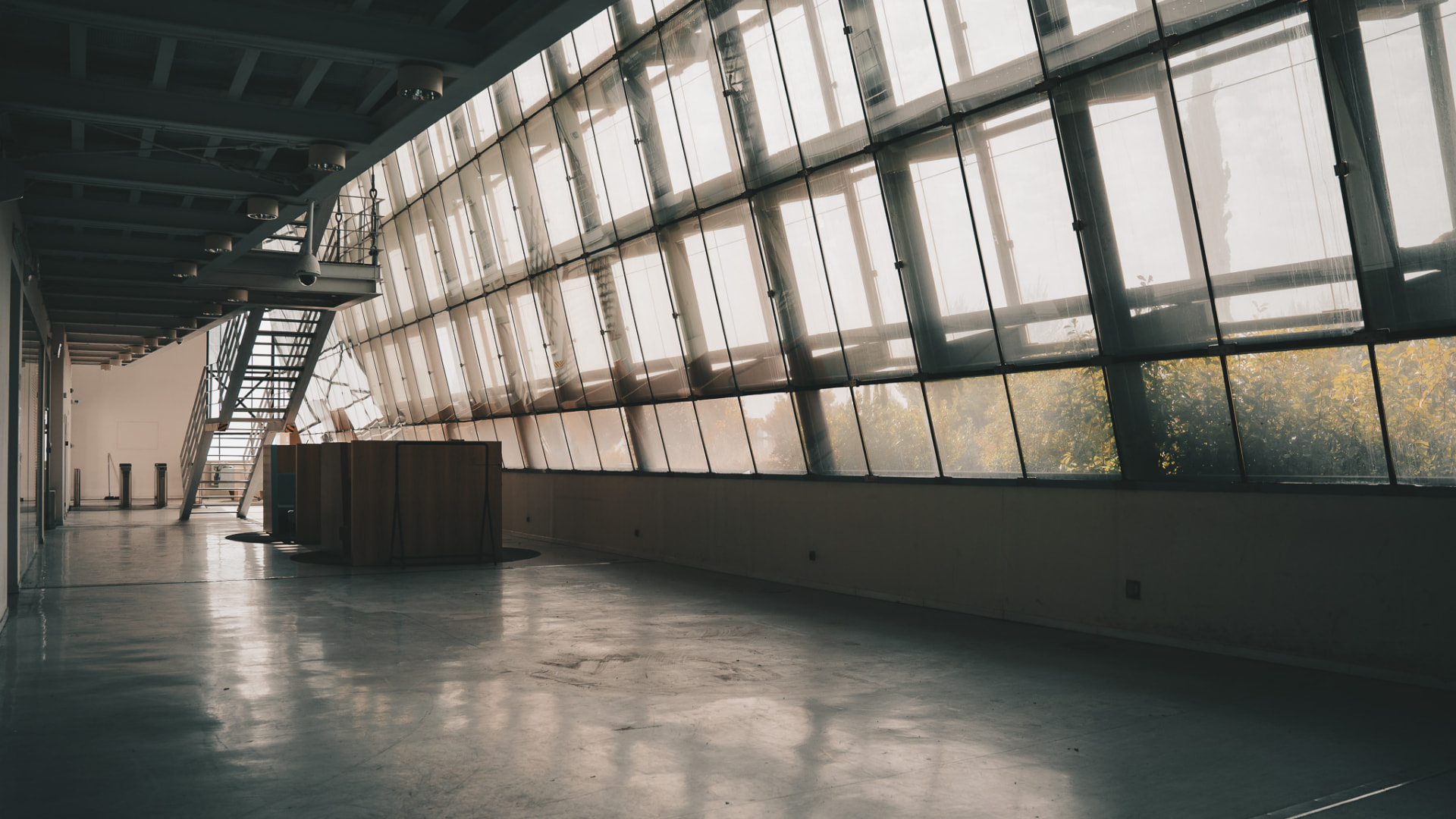 Galería de oficinas con gran fachada acristalada
