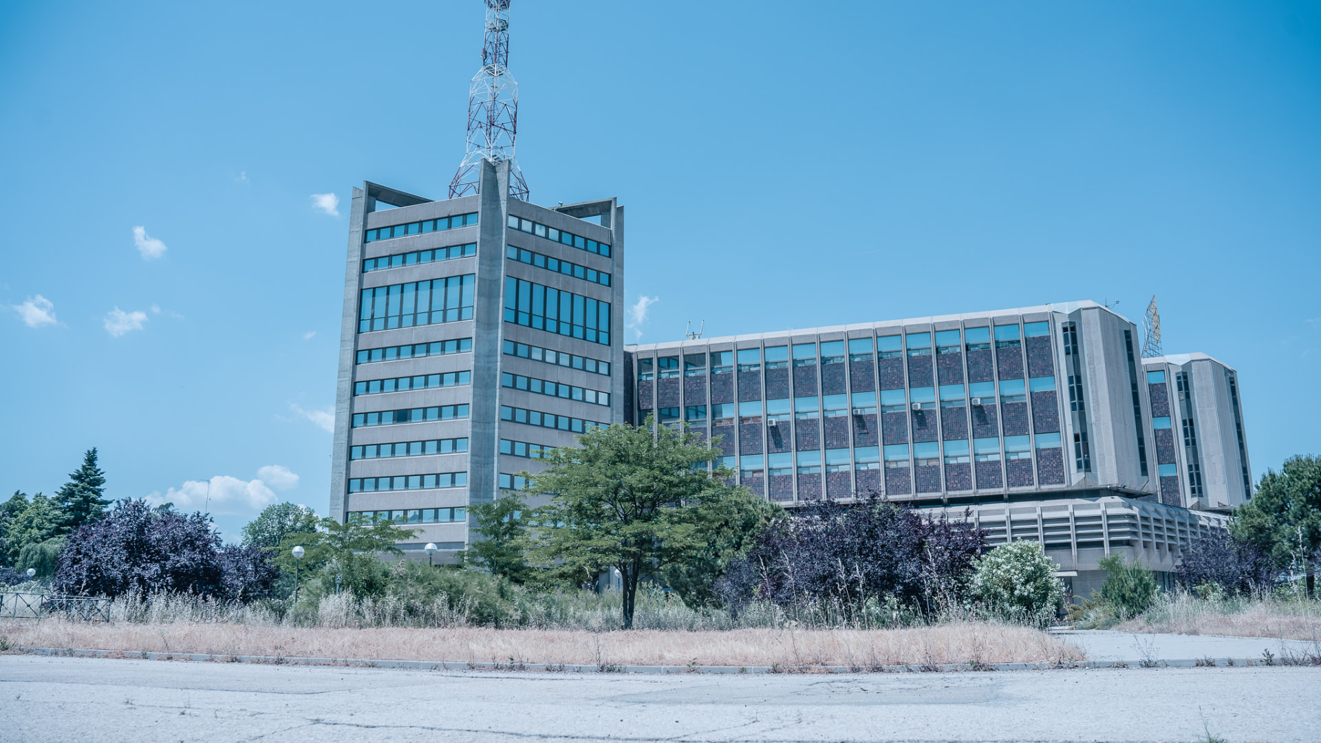 Edificio de oficinas de hormigón con antena