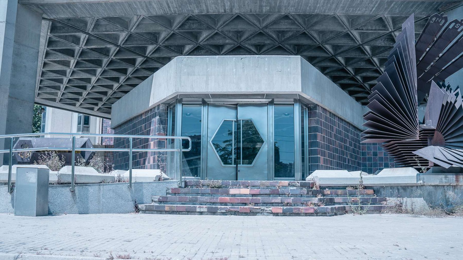 Acceso de un edificio de arquitectura brutalista