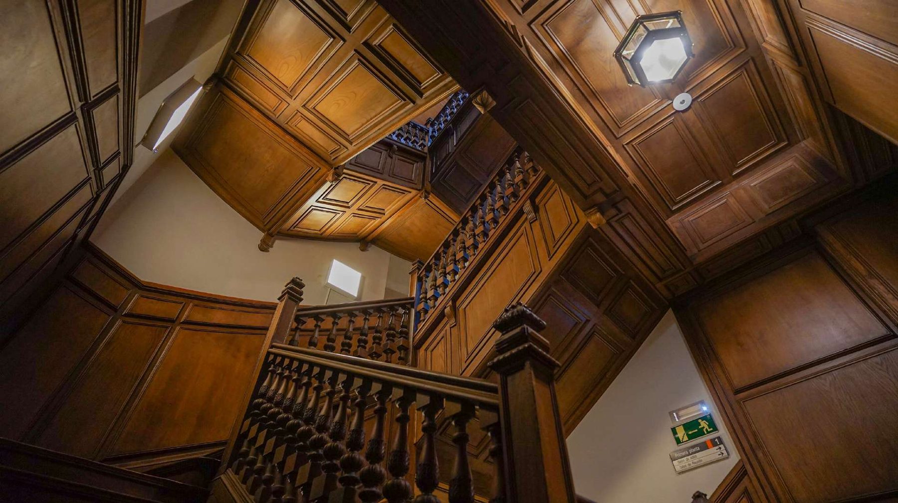 Escalera de un edificio histórico